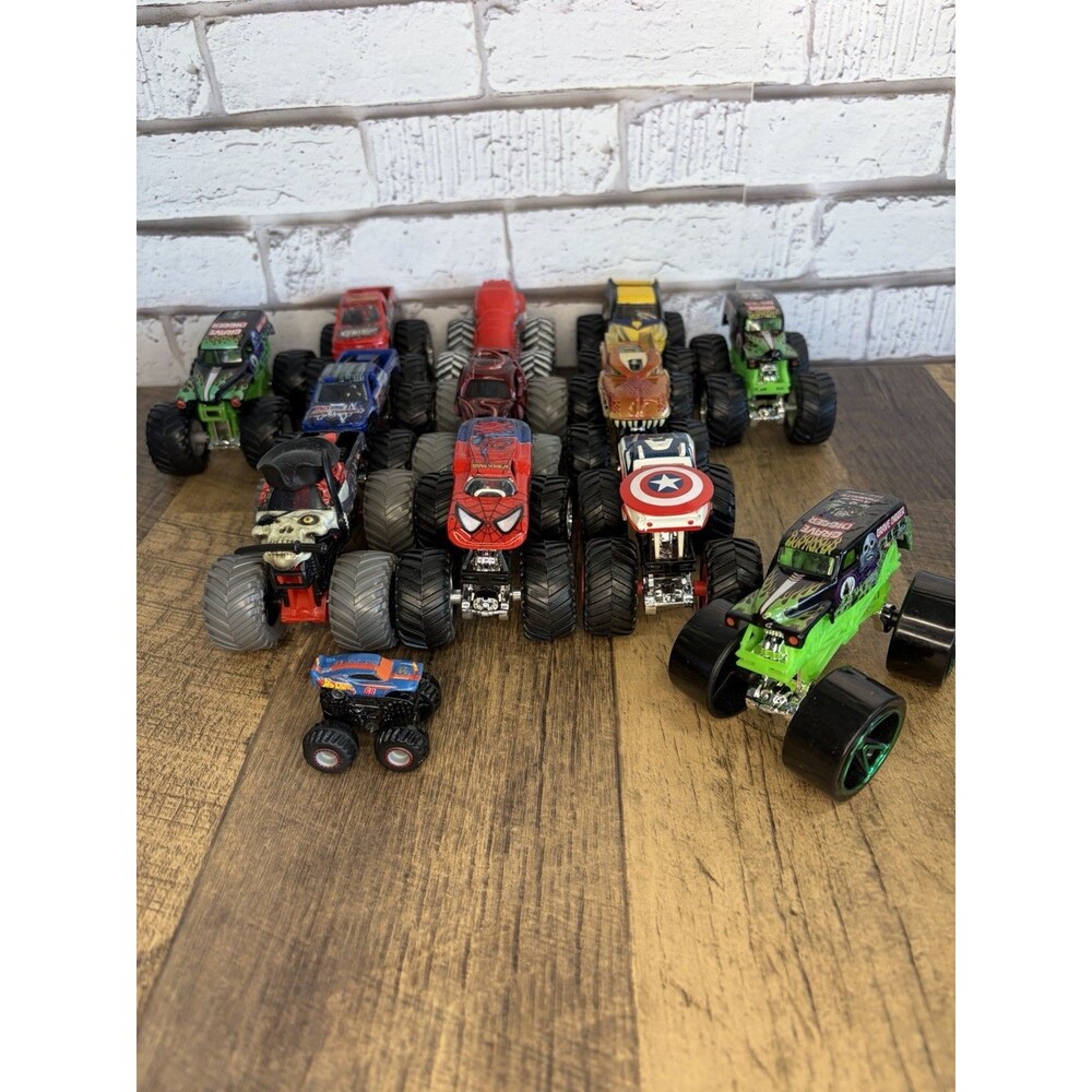 Lot Of 13 Monster Jam Trucks 1:64 Grave Digger Capt America Spiderman Grinder ++